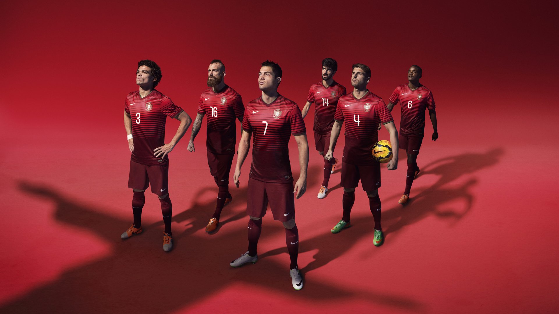 当足球巨星驶入F1赛道，孙兴慜在瑞士强压波兰的隐喻中接管街道赛