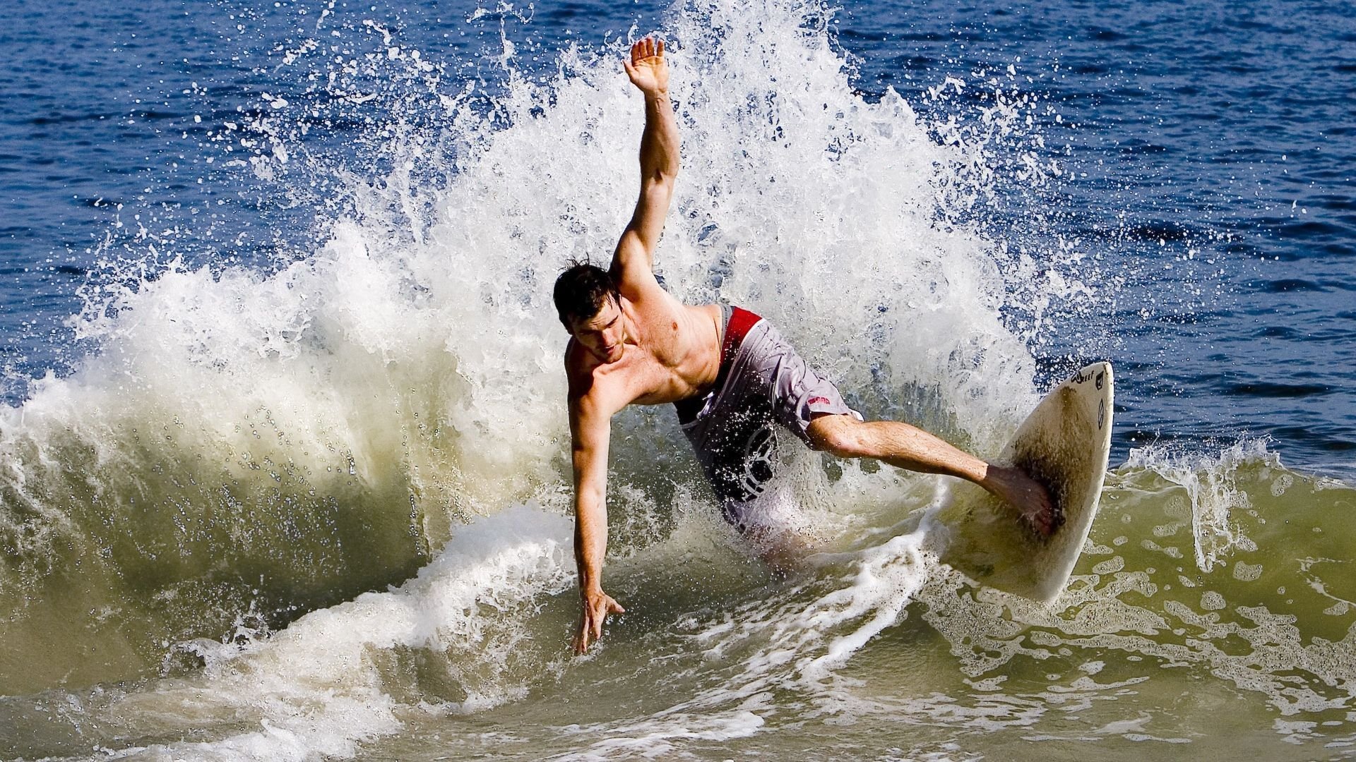 几内亚的绿茵，切尔西的蓝调，基耶萨在命运交叉口的致命一击
